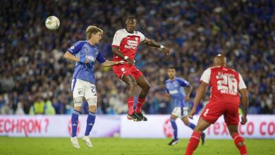 Hugo Rodallega en acción de juego en Millonarios contra Santa Fe en El Campín por cuadrangulares. 