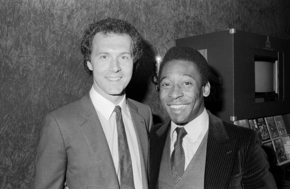 Franz Beckenbauer y el rey Pele. Dos de los mas grandes futbolistas de todos los tiempos.