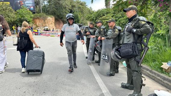 Viajeros pasan a pie para llegar al Aeropuerto Internacional Palonegro de Bucaramanga