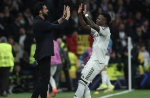 Álvaro Arbeloa junto a Vinícius en uno de los juegos del Real Madrid por Liga de España. 