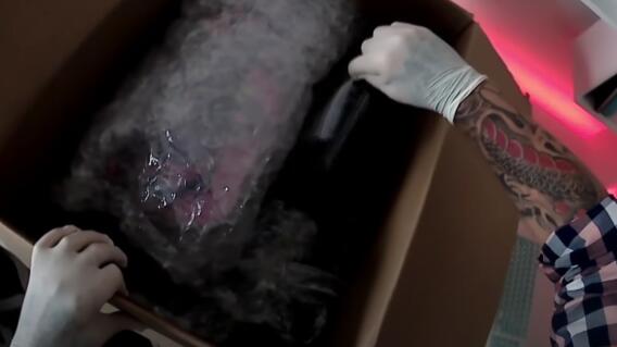 Youtuber compra caja misteriosa por la Deep Web Youtuber compra caja misteriosa por la Deep Web