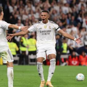 Real Madrid goleó al Valencia en el Bernabéu. Mbappé celebra uno de los goles con Arda Güler. 