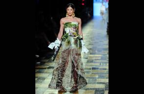 Según la diseñadora, para su pasarela se inspiró en los personajes imaginarios de Gabriel García Márquez plasmados en su libro Cien años de Soledad pero traídos a su estilo y a la época actual.