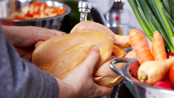 10732_La Kalle - Razones por las que no se debe lavar el pollo antes de cocinarlo - Foto Cimahub 10732_La Kalle - Razones por las que no se debe lavar el pollo antes de cocinarlo - Foto Cimahub
