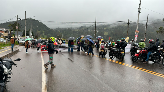 Bloqueo en la vía Bogotá - La Calera: comunidades exigen culminar obra paralizada desde el 2014 - BluRadio