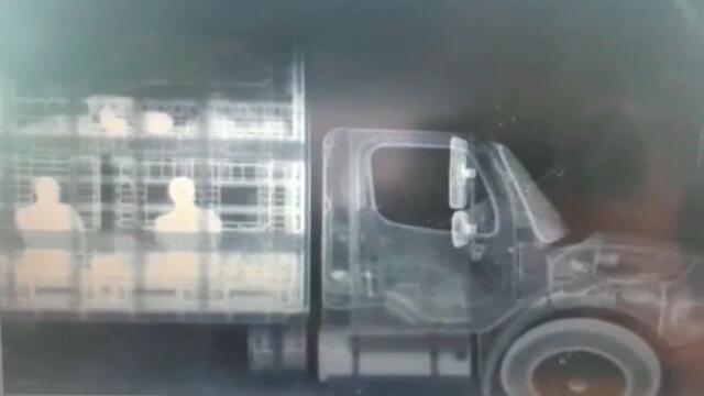 Gracias a rayos X descubrieron que este camión iba cargado de migrantes indocumentados