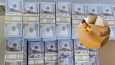 Más de un millón de dólares falsos fueron incautados antes de ser enviados a México
