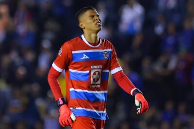 Kevin Mier, arquero colombiano de Cruz Azul, se lamenta por un gol en la semifinal de la Liga MX Kevin Mier, arquero colombiano de Cruz Azul, se lamenta por un gol en la semifinal de la Liga MX