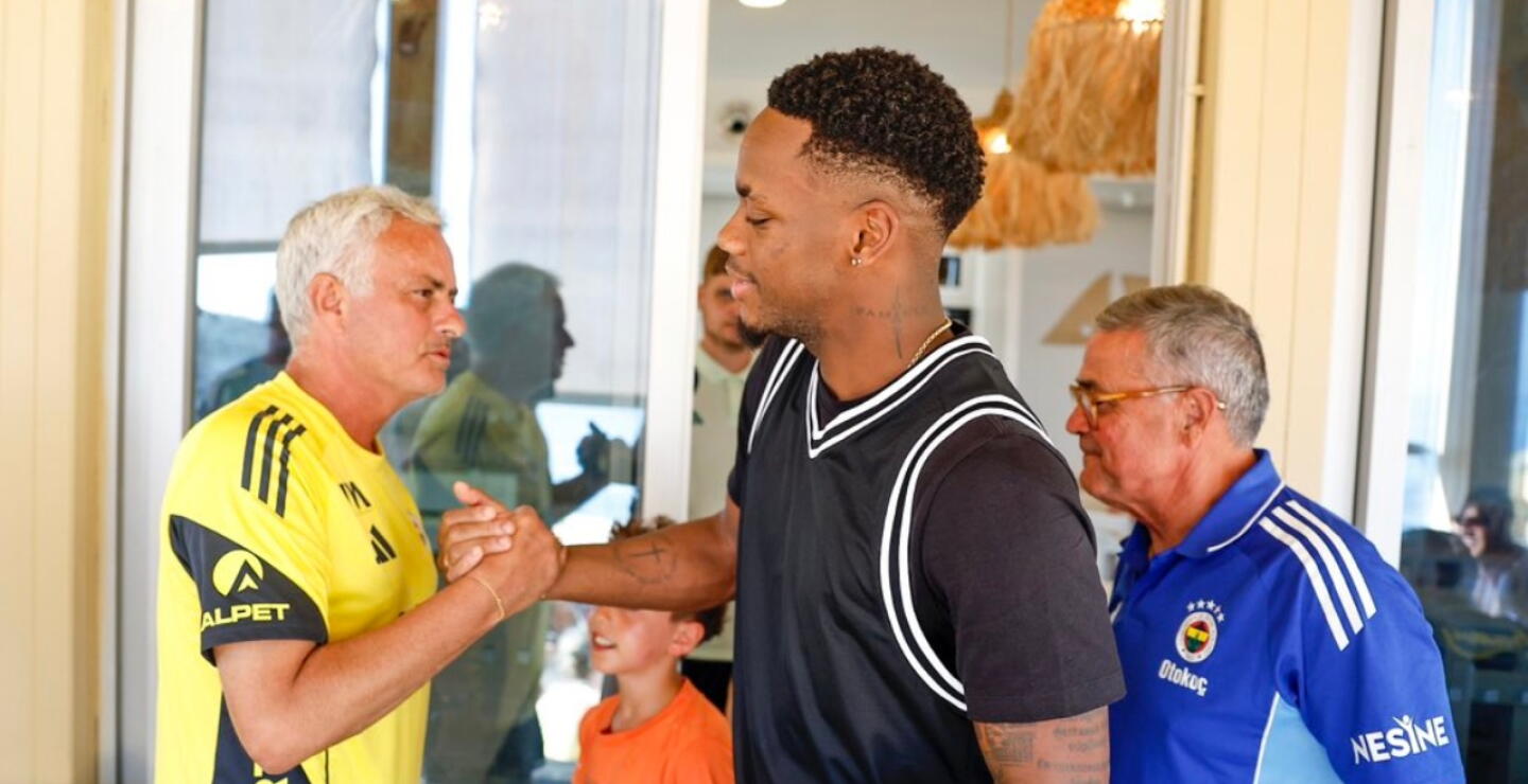 Jhon Durán junto a José Mourinho, su entrenador en Fenerbahçe.