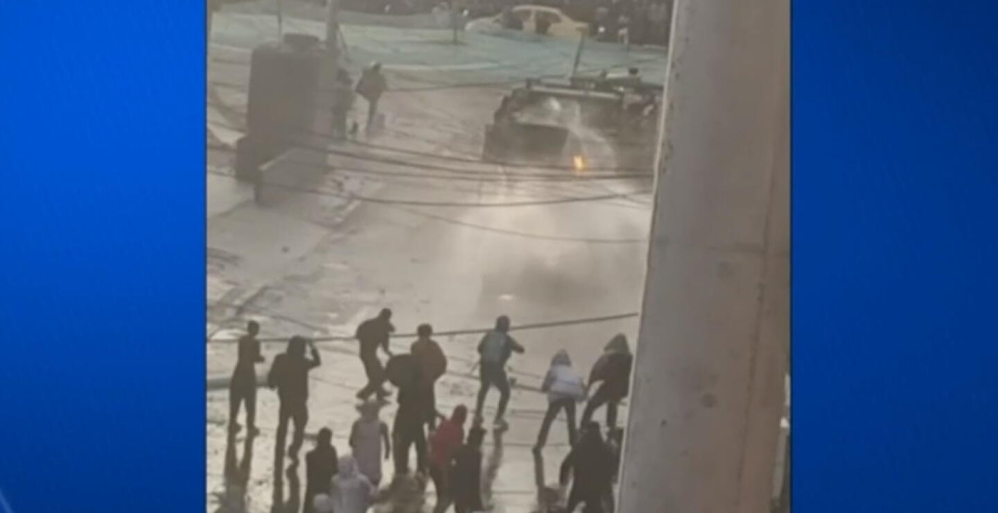 Conductor de bus y un policía, heridos durante protesta de bicitaxistas en Bogotá