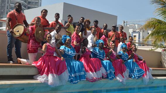 foto-bailarines-petronio-piscina-hotel.jpg foto-bailarines-petronio-piscina-hotel.jpg