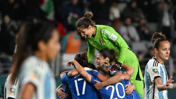 Festejo de la jugadoras italianas, tras vencer a Argentina en el debut mundialista. Festejo de la jugadoras italianas, tras vencer a Argentina en el debut mundialista.