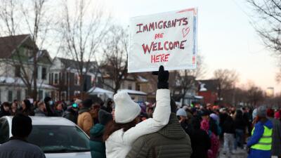 ICE defiende a agente que le disparó a mujer en Minneapolis y afirma que "acosaba" a los oficiales