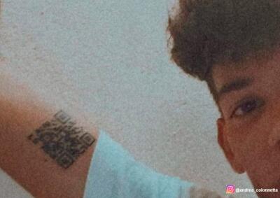 Estudiante en Italia se tatúa su pasaporte covid en el brazo