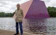 22880_Foto: AFP - 'Christo', posa para una fotografía mientras revela su obra de arte, 'The Mastaba' en el lago Serpentine en Hyde Park en Londres