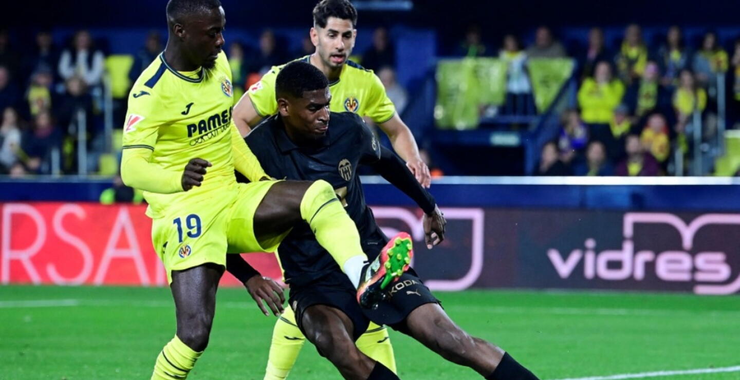Cristhian Mosquera (centro) en acción de juego con el Valencia en la Liga de España. 