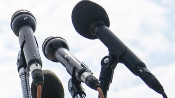 Periodismo / micrófonos / referencia