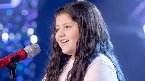 Juana Caro canta implementando lengua de señas en su presentación de La Voz Kids