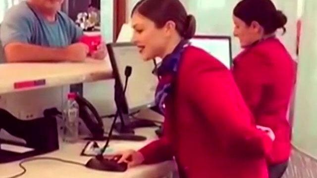 Empleada de aerolínea causa sensación por cantar magistralmente un villancico a través de un altavoz