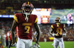 Jugador de los Washington Commanders durante duelo contra los Baltimore Ravens