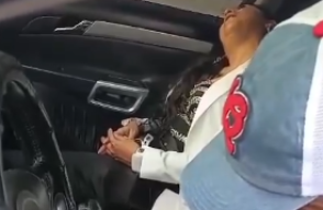 Pareja es grabada durmiendo en plena vía