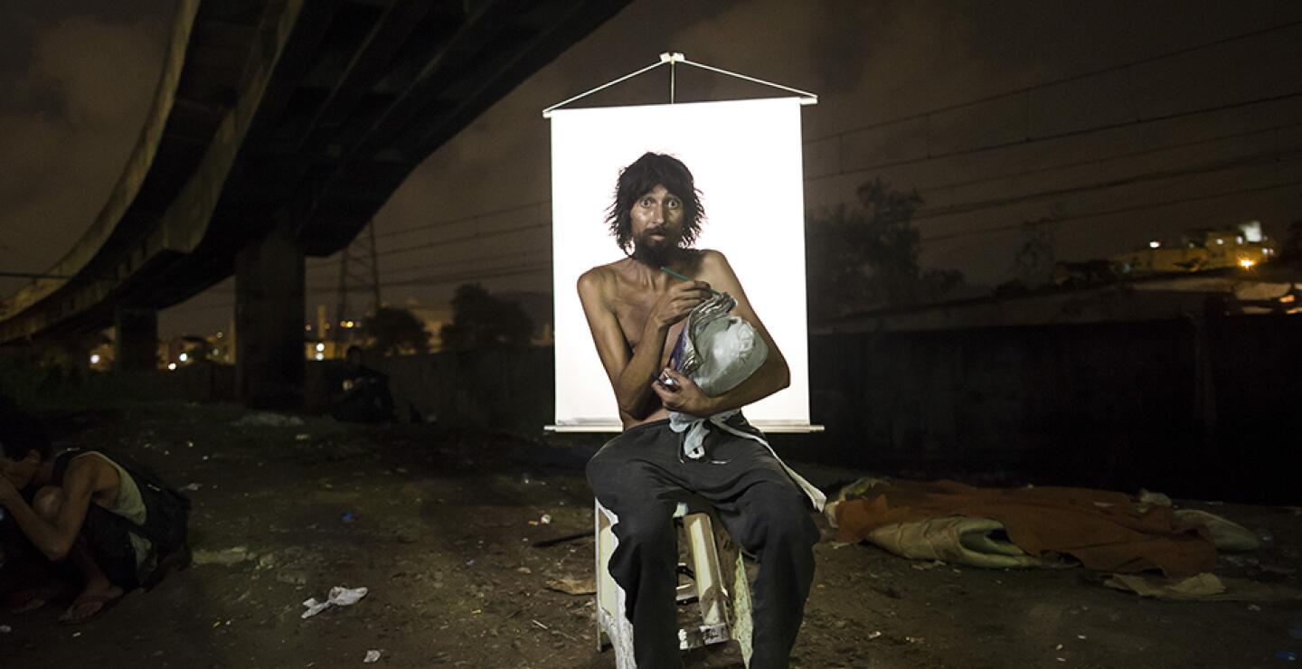 En un estudio de fotografía improvisado -- una silla sacada de la basura ante un fondo blanco iluminado por dos pequeñas luces -- aparta a los consumidores de su entorno oscuro y de pesadilla. Algunos se abrieron a contar sus historias, mientras que ot