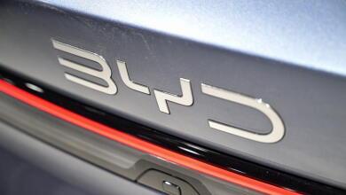 Un logo de BYD Seal 06 DM-i se exhibe durante la 21ª Exposición Internacional de la Industria Automotriz de Shanghái en el Centro Nacional de Exposiciones y Convenciones de Shanghái el 23 de abril de 2025.