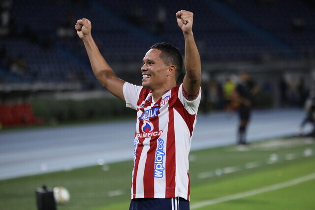 Carlos Bacca llegó a los 100 goles con Junior y lo celebró a rabiar en ...