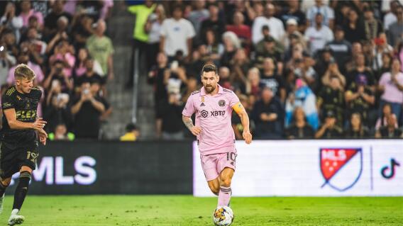 Lionel Messi en el juego frente a Los Ángeles Galaxy. Lionel Messi en el juego frente a Los Ángeles Galaxy.
