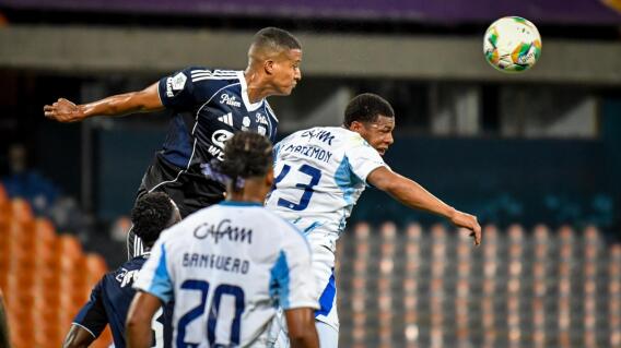 Medellín y Millonarios en acción de juego en el Atanasio Girardot.