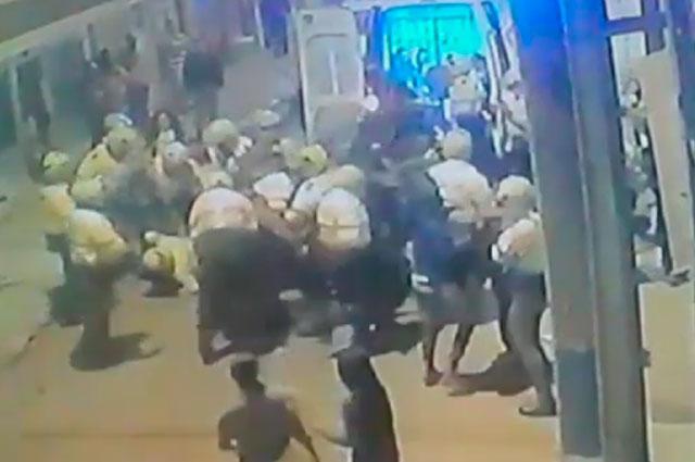 Policías y vecinos fueron víctimas de la furia de cinco borrachos armados con cuchillos