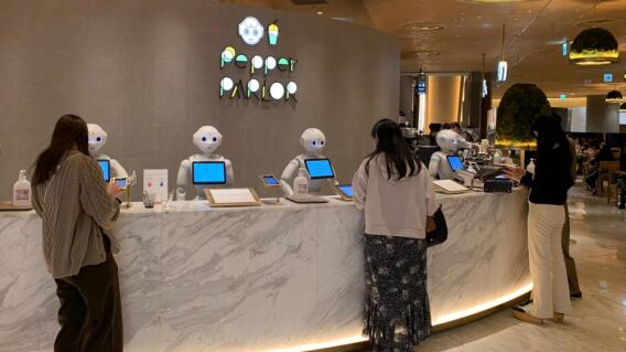 Robots meseros de Pepper Parlor Foto Twitter @Sonisan_jp Robots meseros de Pepper Parlor Foto Twitter @Sonisan_jp
