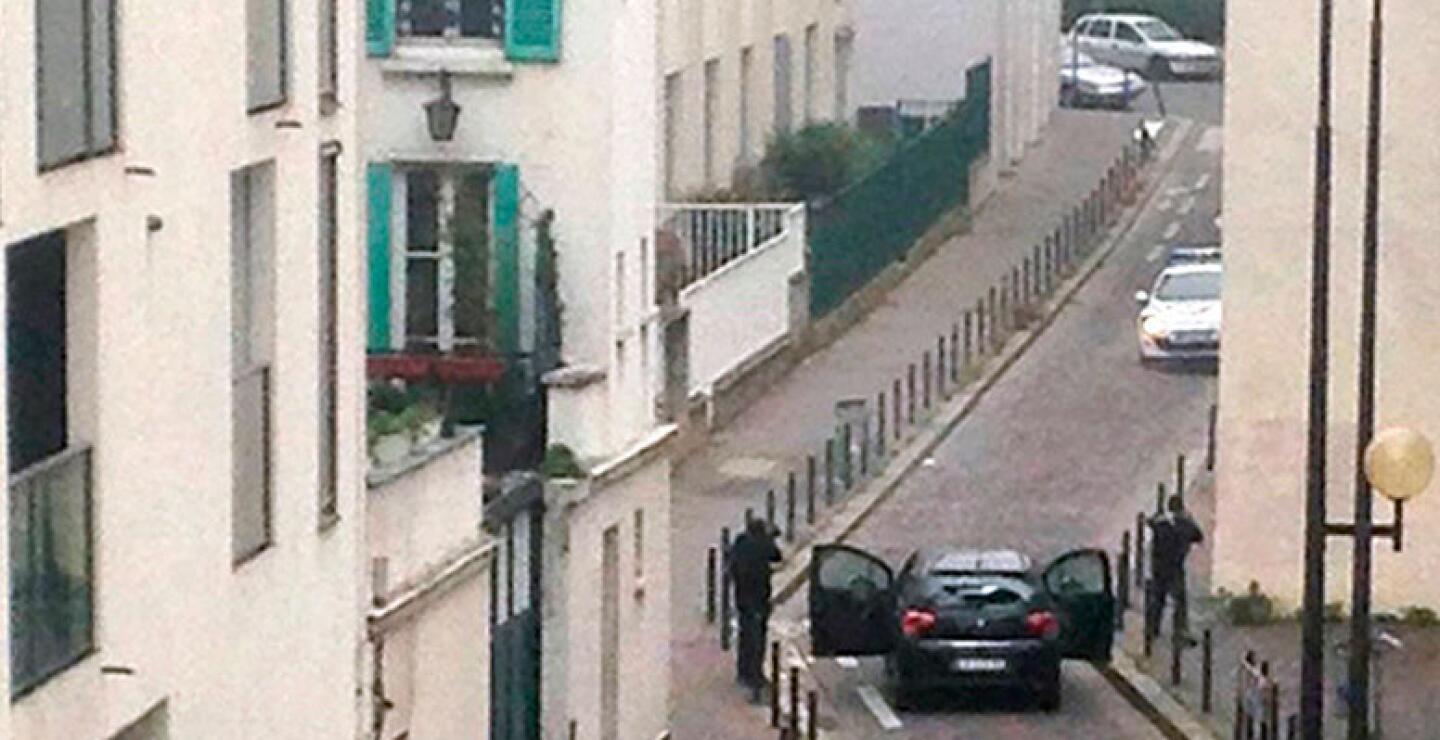 Incluso por fuera del edificio se llevó a cabo el tiroteo.