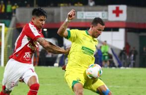 Luciano Pons en acción de juego en Bucaramanga vs. Santa Fe por la fecha 14 de la Liga BetPlay I-2026.