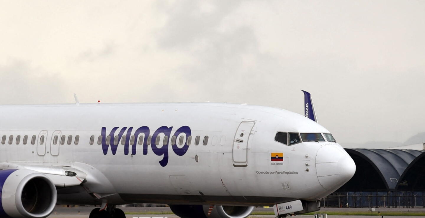Un avión Wingo taxis en el Aeropuerto Internacional El Dorado de Bogotá, el 14 de mayo de 2022.