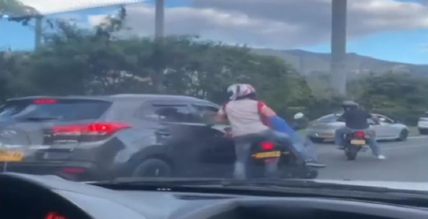 Por fleteos en Medellín, buscan a estos delincuentes que quedaron en video