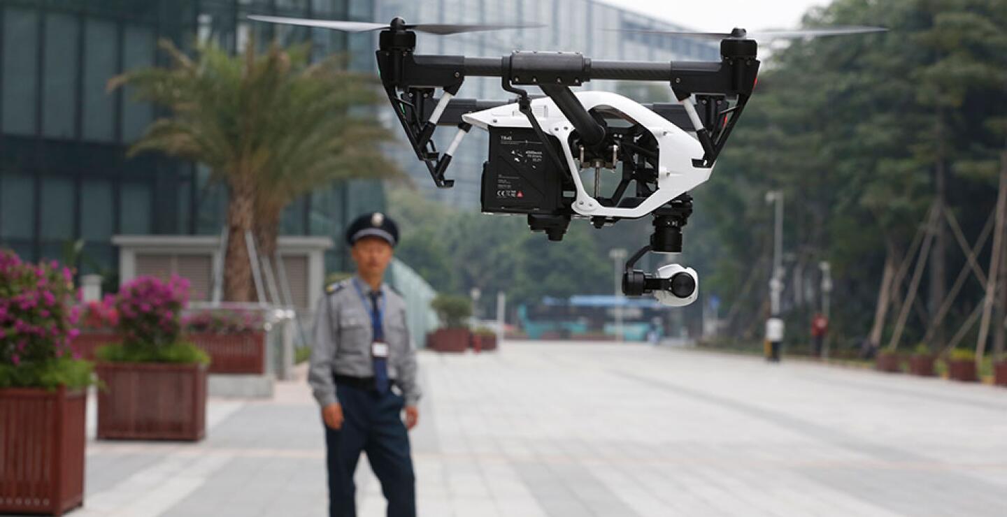 No serán usados para hacer entregas a domicilio de pañales, libros y latas de sopa, como pronosticó hace un año el director ejecutivo de Amazon Jeff Bezos, sino más bien para rociar cultivos, inspeccionar tendidos eléctricos de alto voltaje y darles nu