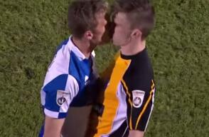 281214_beso_futbolistas.jpg