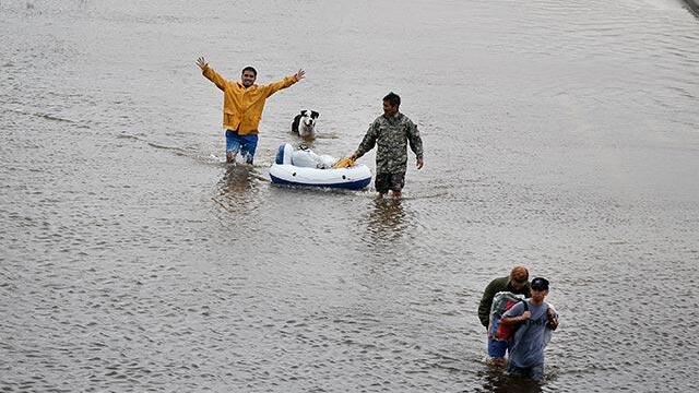 Dos embalses desbordados y un dique roto por fuertes lluvias que siguen azotando a Houston, Texas