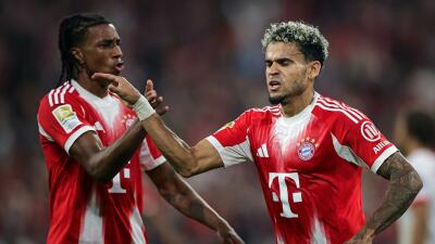 Luis Díaz (der.) junto a Michel Olise, elegido como el jugador del mes de agosto en Bayern Múnich. 