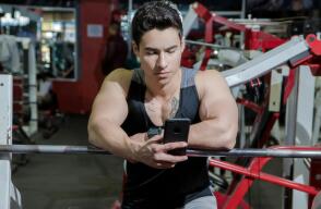 Hombre haciendo ejercicio de pesas en el gimnasio. 