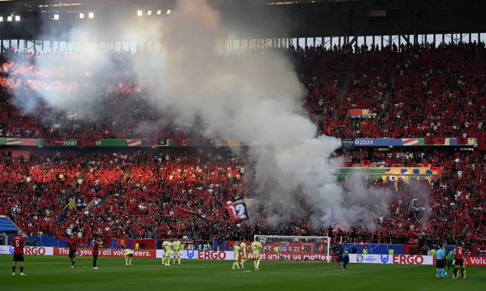 Los aficionados encienden bengalas antes del partido de fútbol del Grupo B de la UEFA Eurocopa 2024 entre Albania y España en la Arena de Düsseldorf en Düsseldorf el 24 de junio de 2024. Los aficionados encienden bengalas antes del partido de fútbol del Grupo B de la UEFA Eurocopa 2024 entre Albania y España en la Arena de Düsseldorf en Düsseldorf el 24 de junio de 2024.