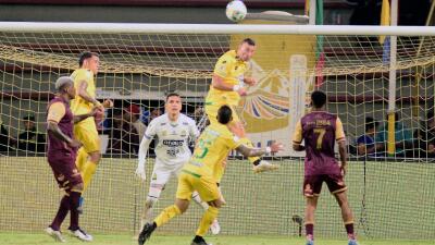 Acción de juego entre Tolima y Bucaramanga por cuadrangulares de Liga BetPlay II-2025.