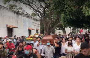 Sepelio víctimas de accidente por Enrique Vives