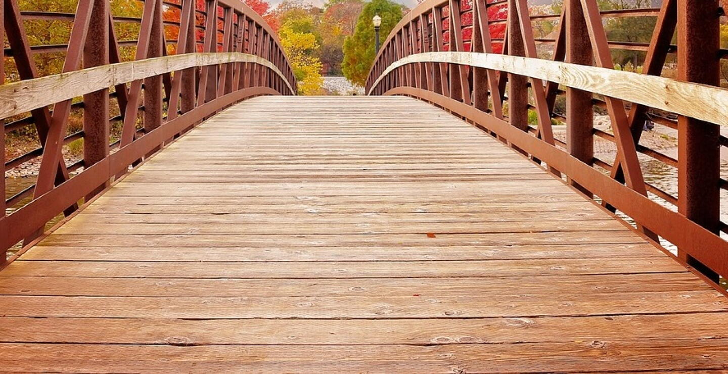 Adolescente cayó al vacío por culpa de puente peatonal en mal estado