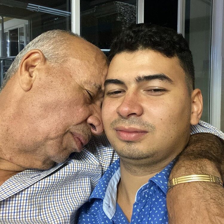 Con beso de boca incluido Luis Alberto Posada festejó y cantó con su