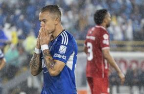 Leonardo Castro, jugador de Millonarios, celebra gol frente al América de Cali.