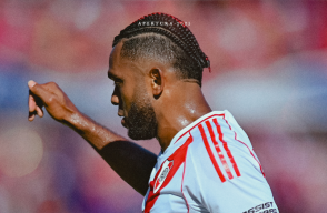 Miguel Borja con River Plate frente a San Lorenzo por el fútbol de Argentina. 