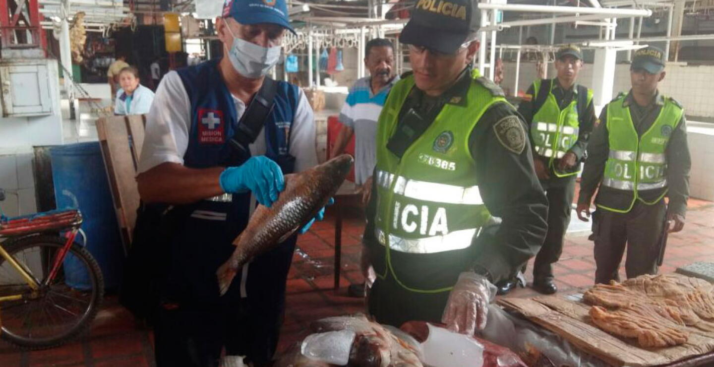 En cuanto a la preparación de productos como cazuela de mariscos, coctel de camarones y ceviche, se debe cumplir con las condiciones de almacenamiento establecidas por el fabricante en el rótulo del producto y respetar las fechas de vencimiento declaradas