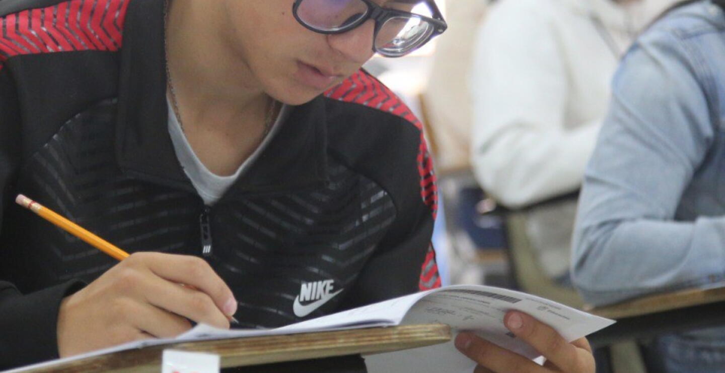 Estudiante realizando las Pruebas Saber 11° en 2023. 
